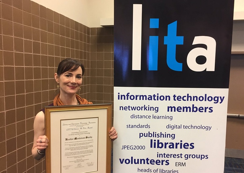 Moulaison Sandy receiving the LITA 2018 Communication award